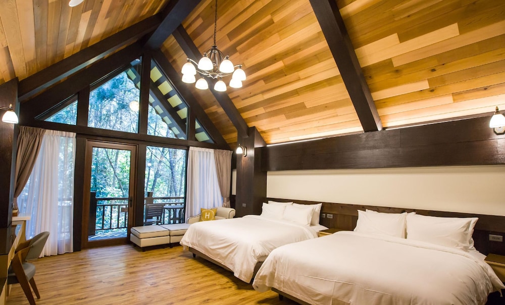 Deluxe Quadruple Room, 2 Queen Beds, Non Smoking, Mountain View photo 1