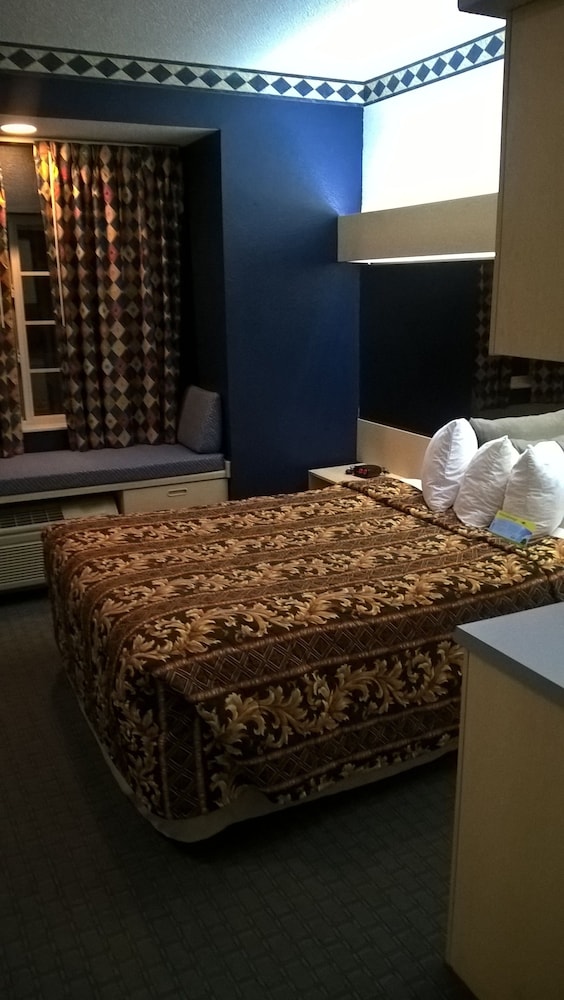 Studio Suite, 1 Queen Bed, Non Smoking - Photo 2