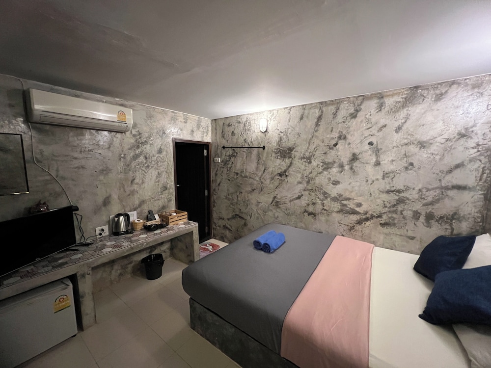 Basic Room, 1 Queen Bed - Photo 10