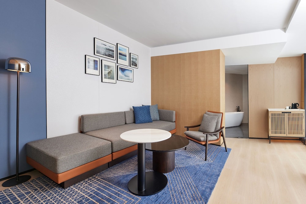Exclusive Suite, 1 King Bed, Lake View photo 1