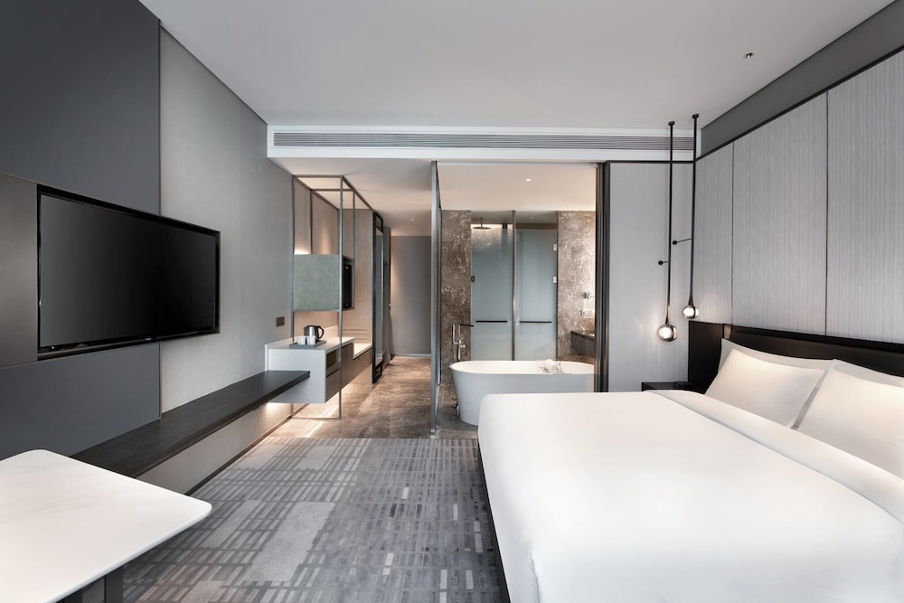 Premium Room, 1 King Bed - Photo 2