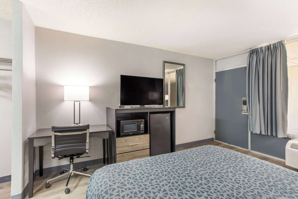 Standard Room, 1 Queen Bed, Non Smoking - Photo 4