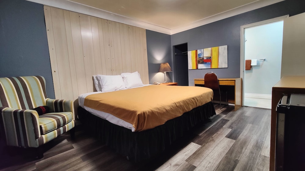 Signature Room, 1 King Bed, Smoking photo 1