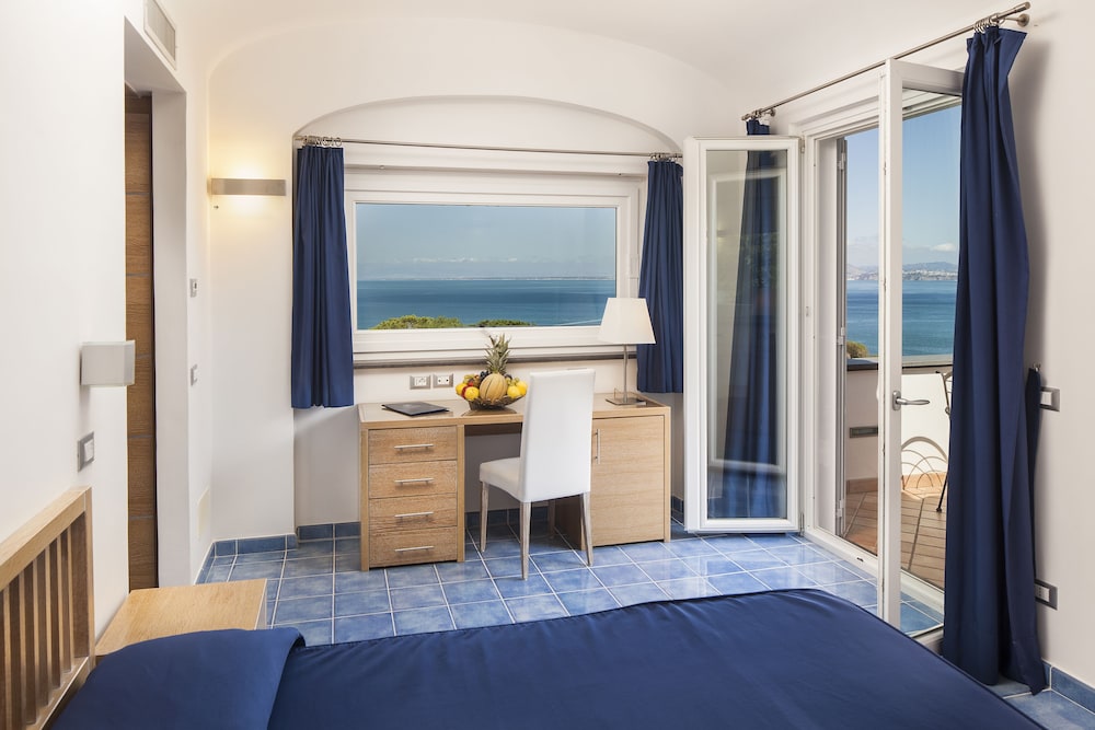 Luxury Double or Twin Room, Partial Sea View