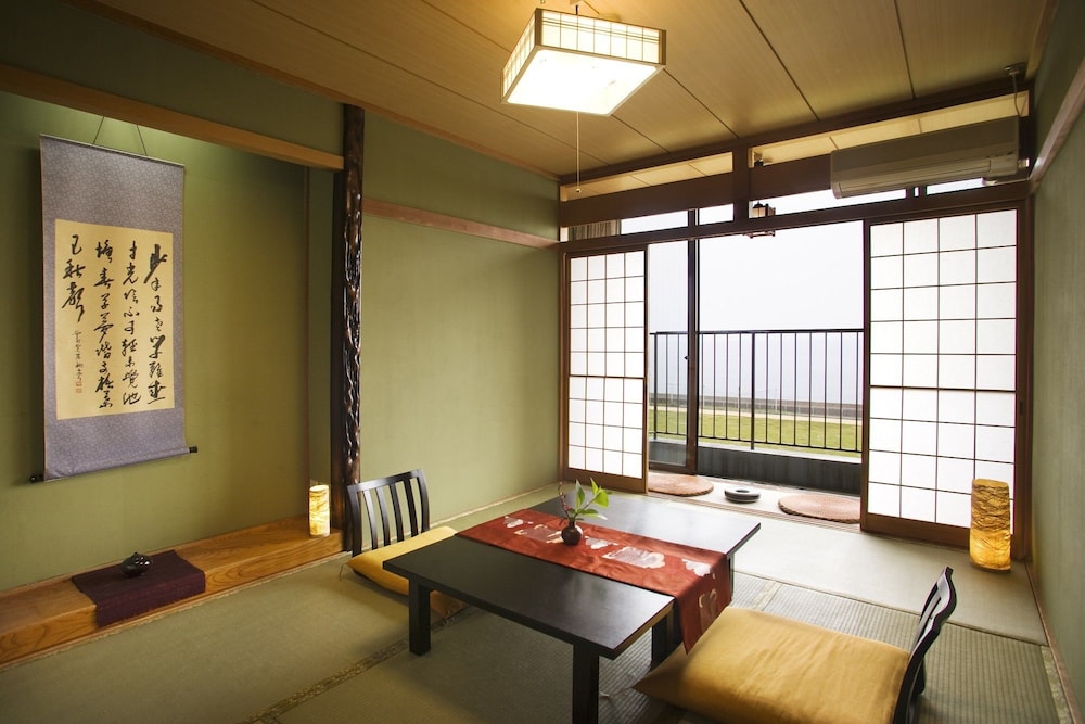 Japanese Style Room, Smoking
