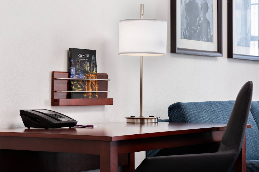 Suite, 1 Bedroom - Photo 2