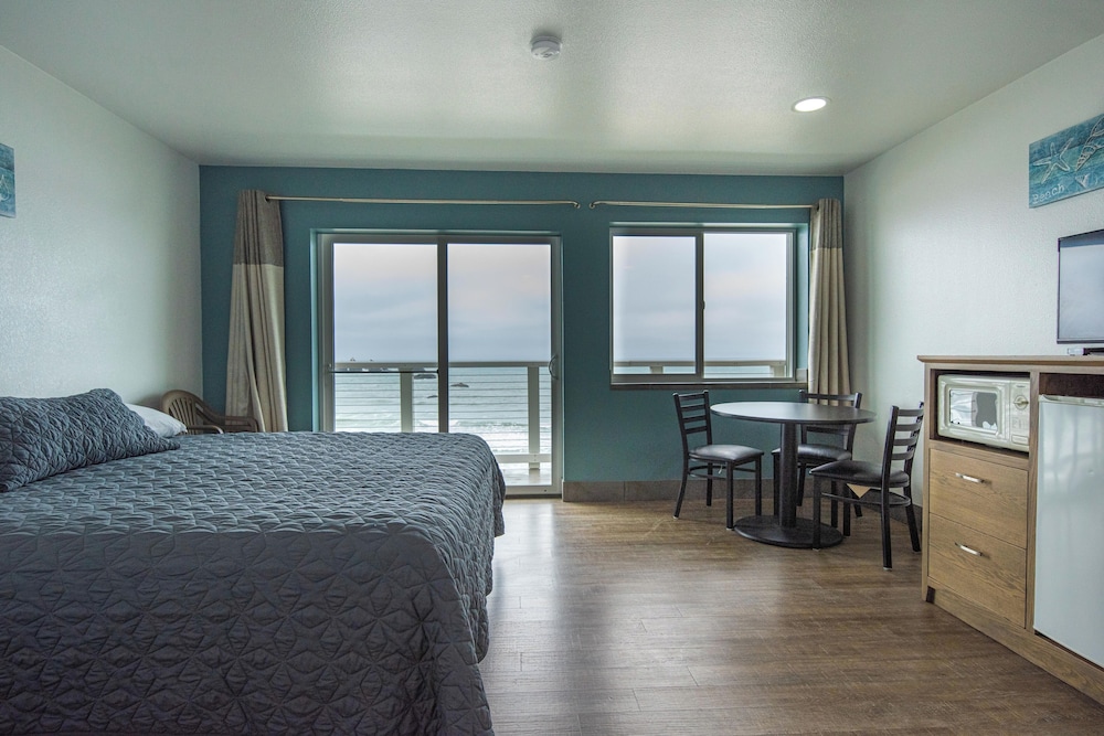 Standard Single Room, 1 King Bed, Balcony, Oceanfront