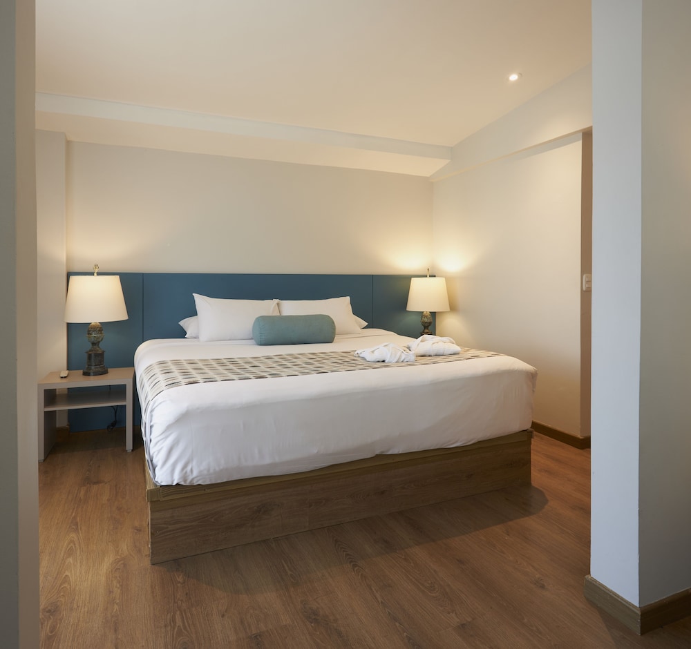 Superior Suite, 1 King Bed - Photo 13