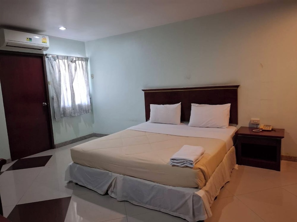 Standard Double Room, 1 Queen Bed, Non Smoking, Air conditioning photo 3
