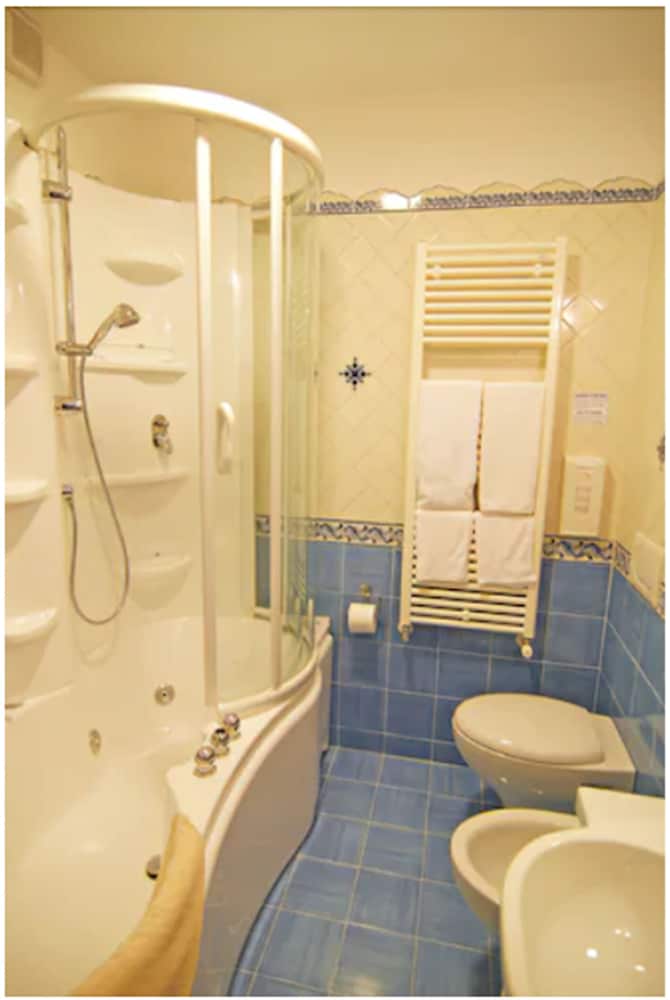 Superior Double or Twin Room, Jetted Tub - Photo 3