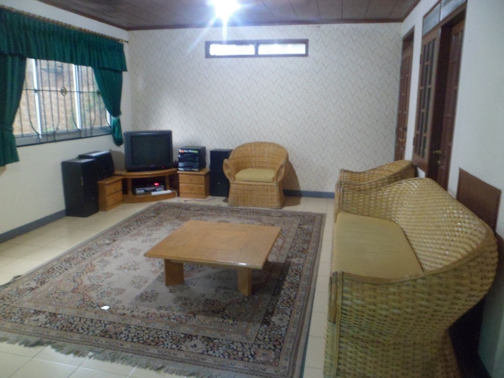 House, 5 Bedrooms photo 2