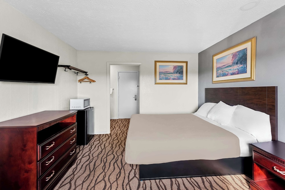 Room, 1 Queen Bed, Smoking - Photo 6