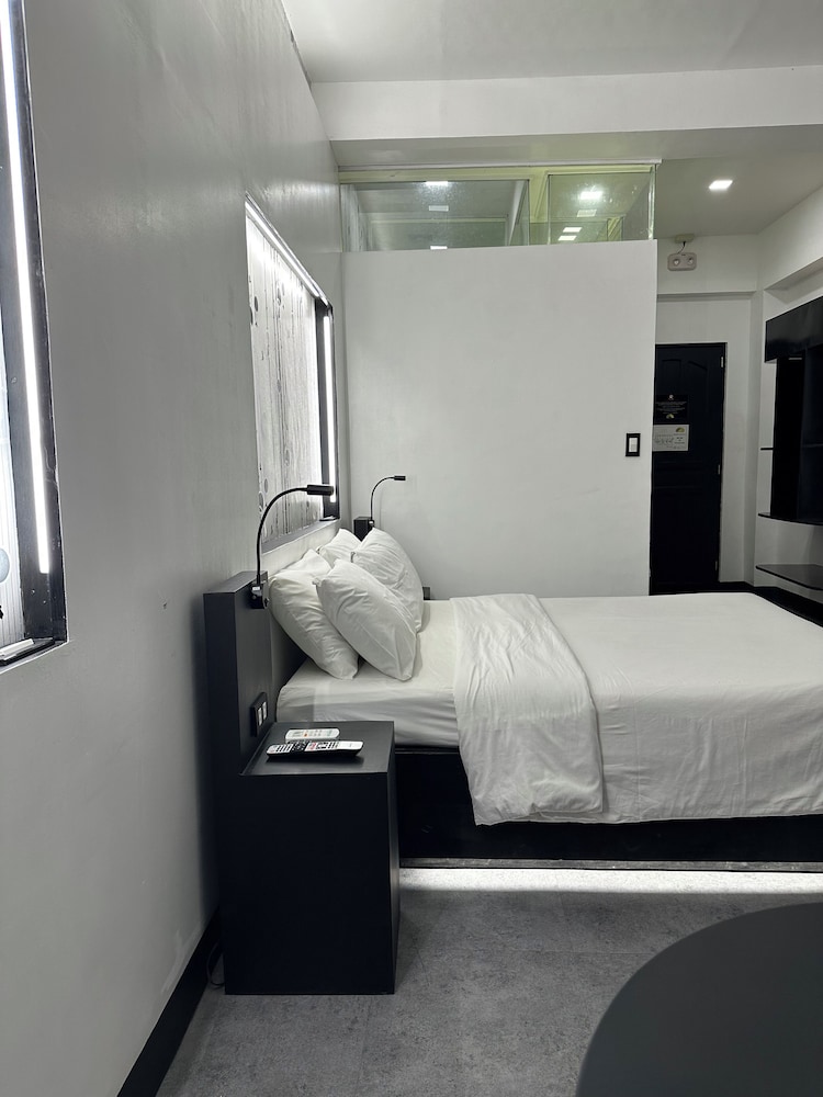 Standard Double Room, 1 Queen Bed, Pool Access, Garden View - Photo 5