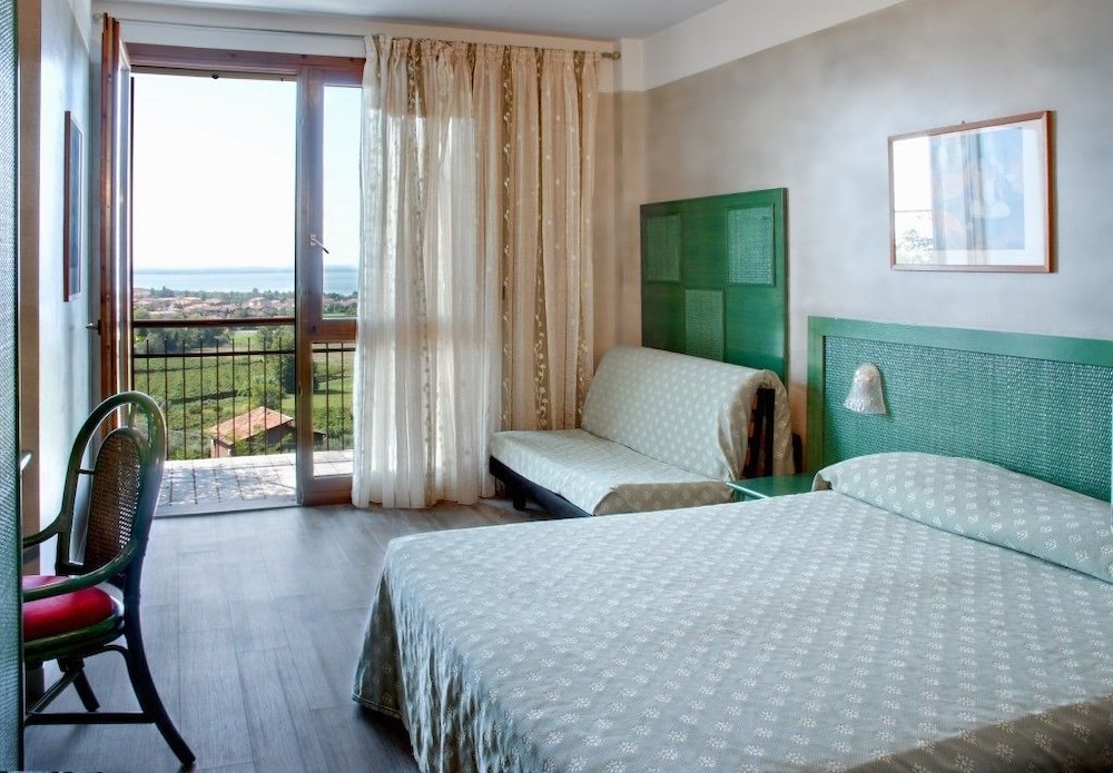 Family Room, Balcony, Lake View (Deluxe Depandance)