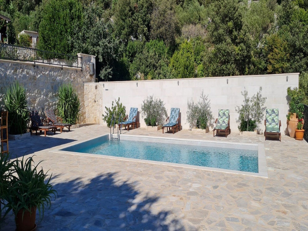 House (Three Bedroom Holiday Home with Swimm)