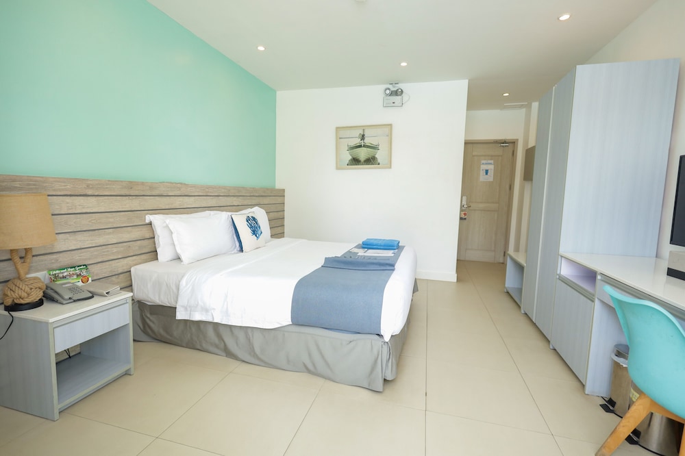 Deluxe Double or Twin Room, 2 Double Beds, Balcony, Pool View photo 3