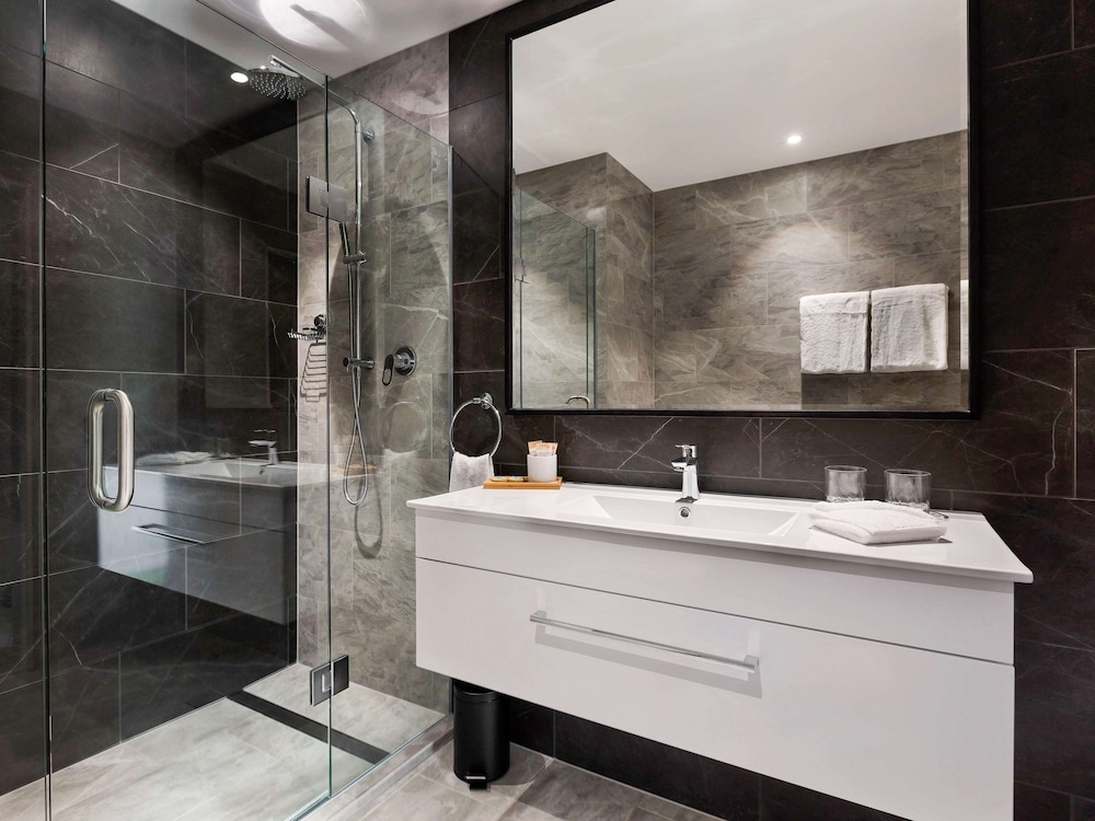 Deluxe Room, Balcony (High Floor) thumbnail 6