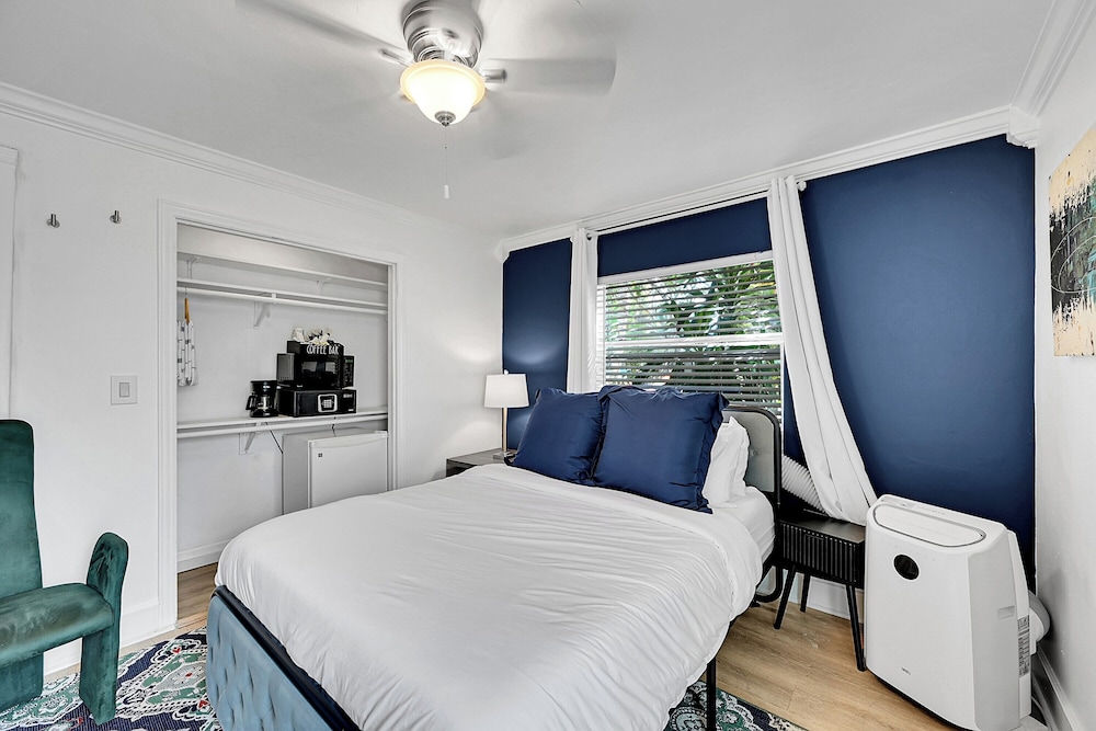 Queen's Garden - Queen Bed - B00