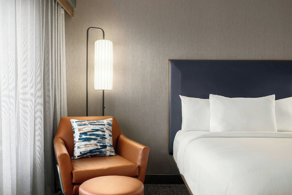 Room, 1 King Bed (Hearing Accessible) - Photo 4