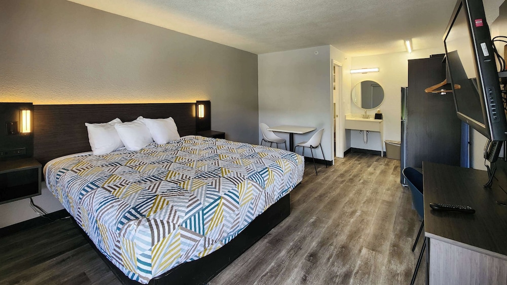 Standard Room, 1 King Bed, Non Smoking, Kitchen - Photo 2