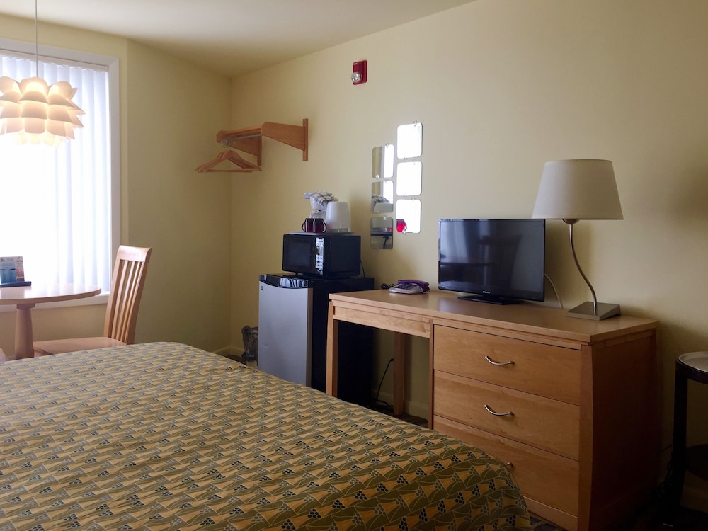 Standard Room, 1 King Bed photo 3
