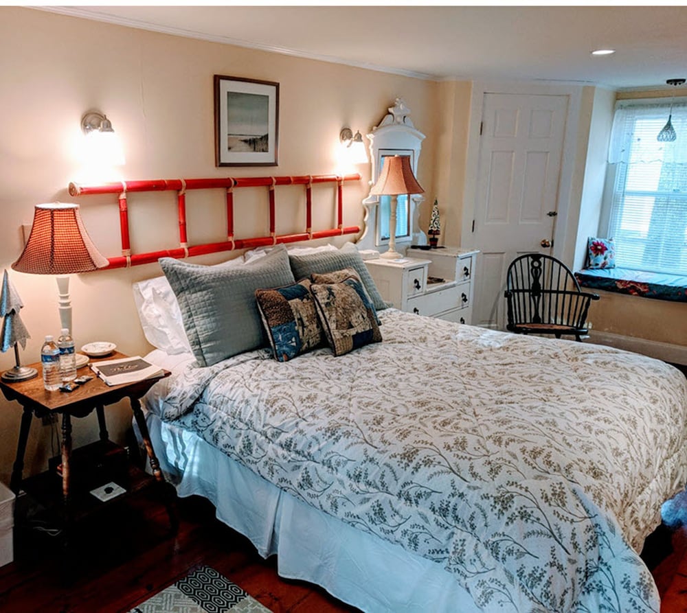 Comfort Room, 1 Queen Bed, Private Bathroom, Garden Area photo 1