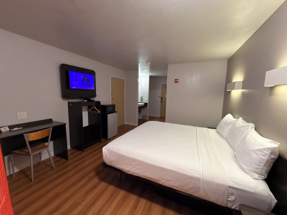 Room, 2 Queen Beds, Roll-in Shower (Accessible) photo 2