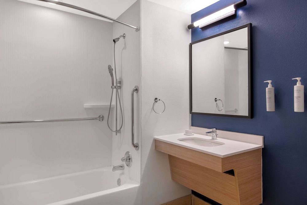Room, 2 Queen Beds, Accessible, Bathtub (Mobility) photo 2