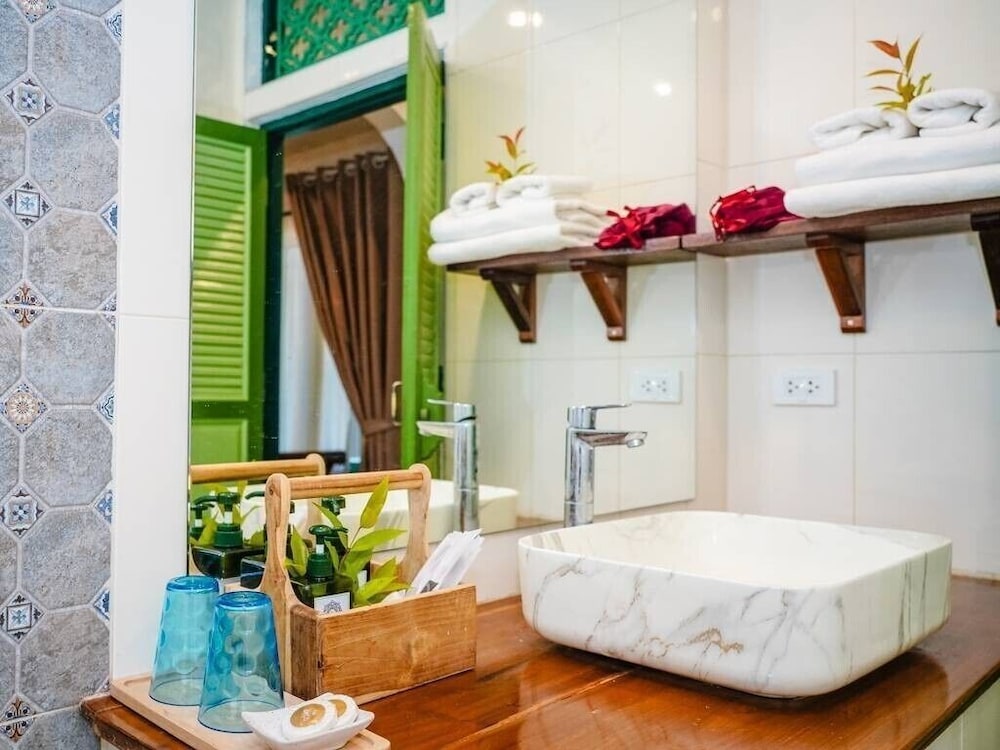 Premium Room, 1 King Bed, Non Smoking, Garden View photo 3