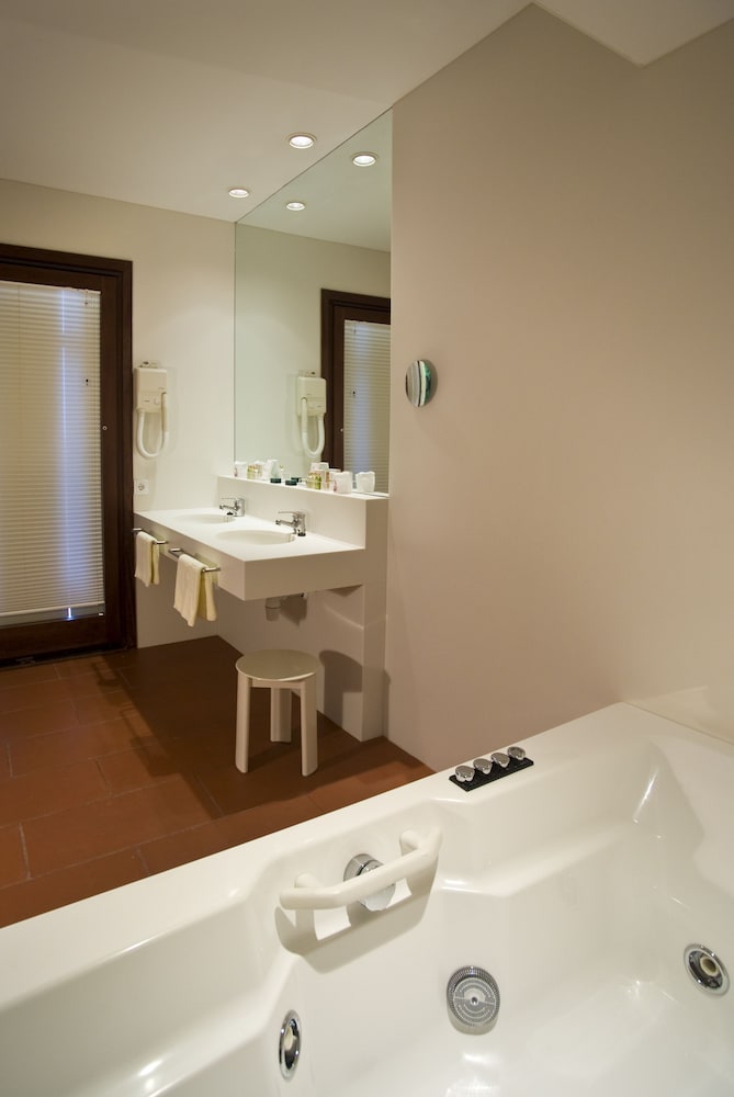 Suite - Photo 17