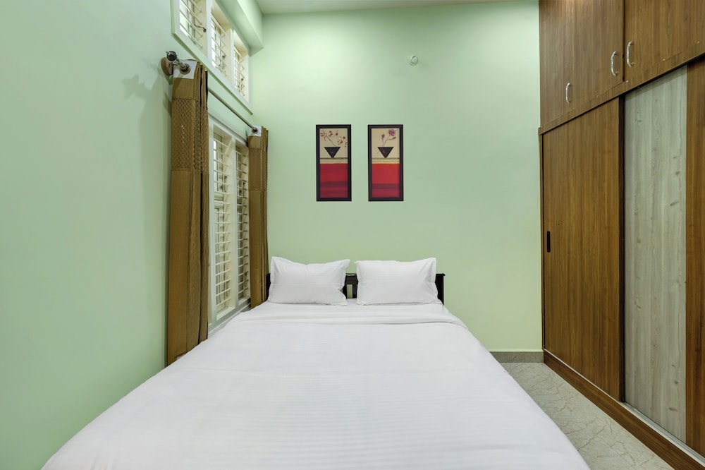 Deluxe Room, 1 Queen Bed photo 2