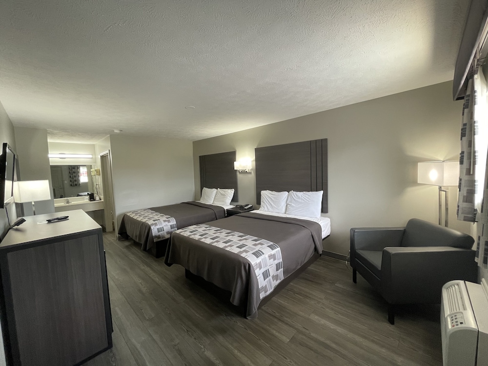 Room, 2 Queen Beds, Non Smoking - Photo 1