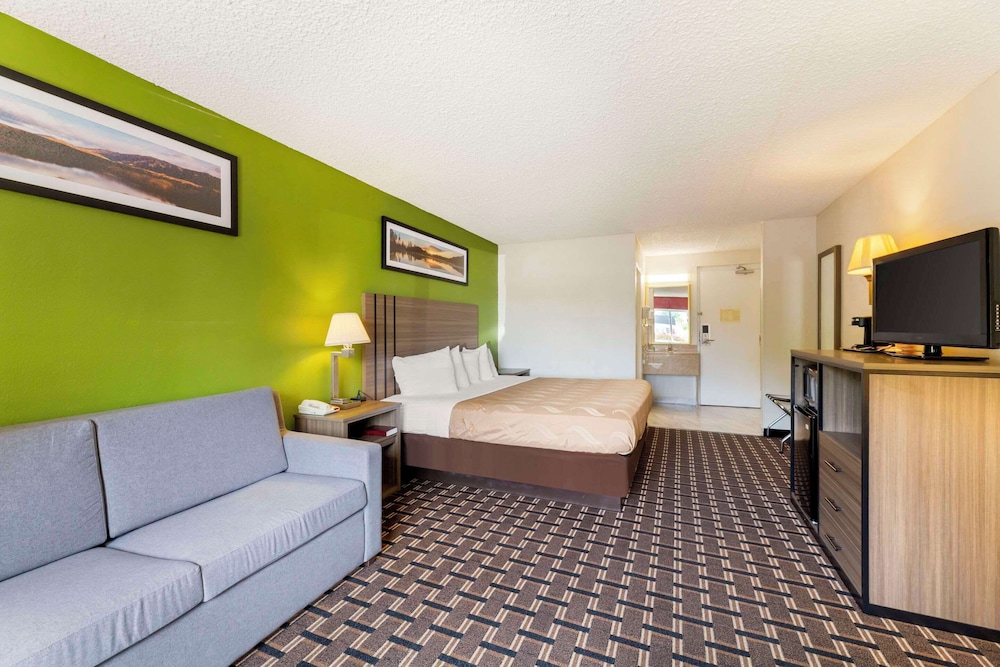 Standard Room, 1 King Bed, Non Smoking photo 2