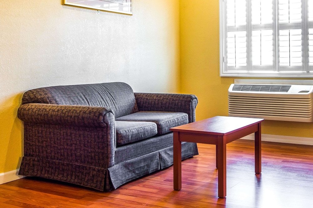 Room, 1 Queen Bed with Sofa bed, Non Smoking, photo 6