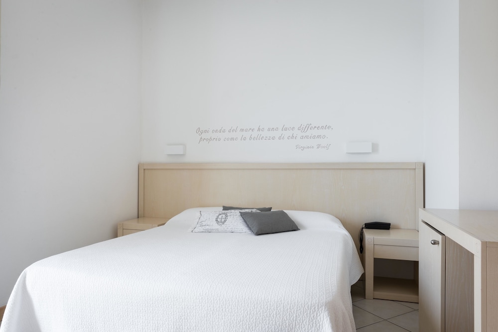 Classic Double or Twin Room, Partial Sea View photo 3