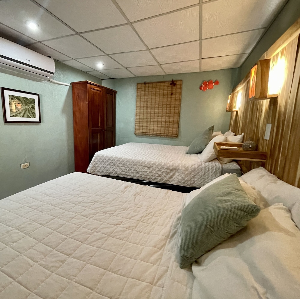 Panoramic Chalet, 3 Bedrooms, Ocean View, Beachside photo 2