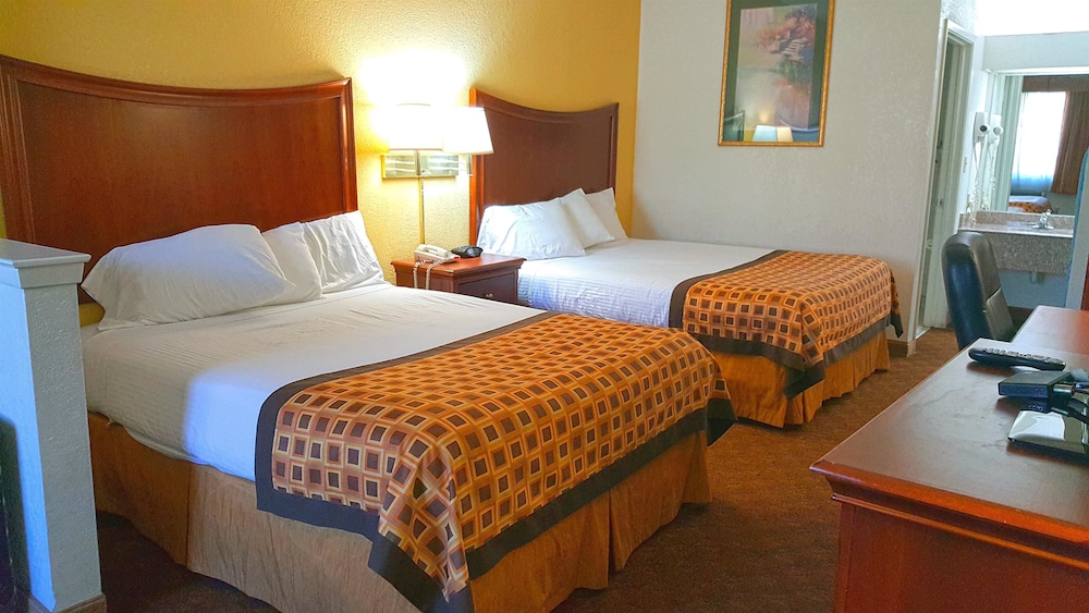 Suite, 2 Queen Beds, Smoking - Photo 2