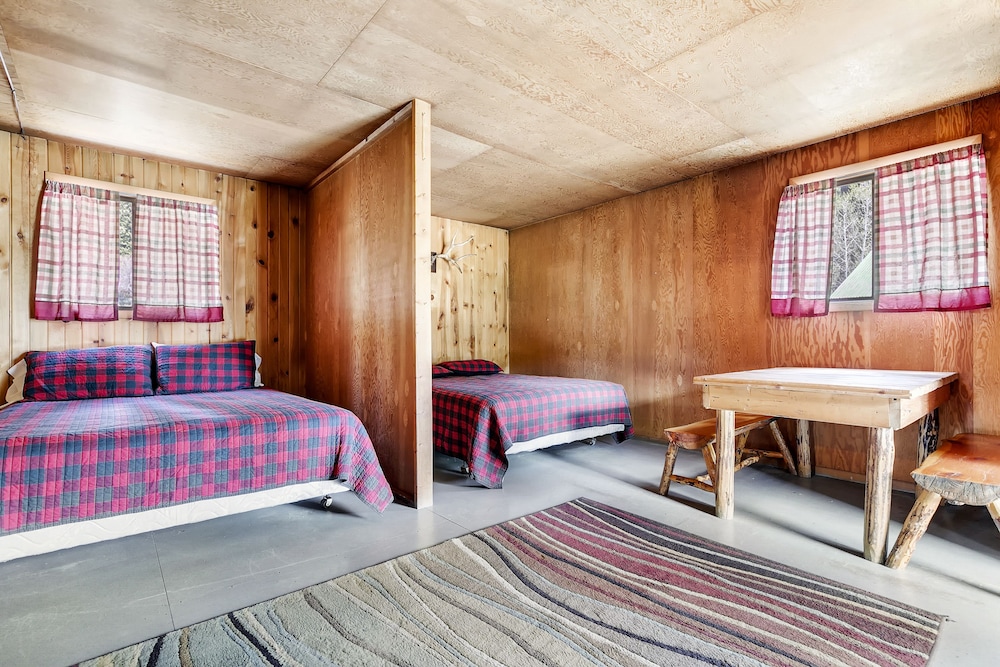 Comfort Cabin, 2 Queen Beds, Mountain View, Mountainside photo 2