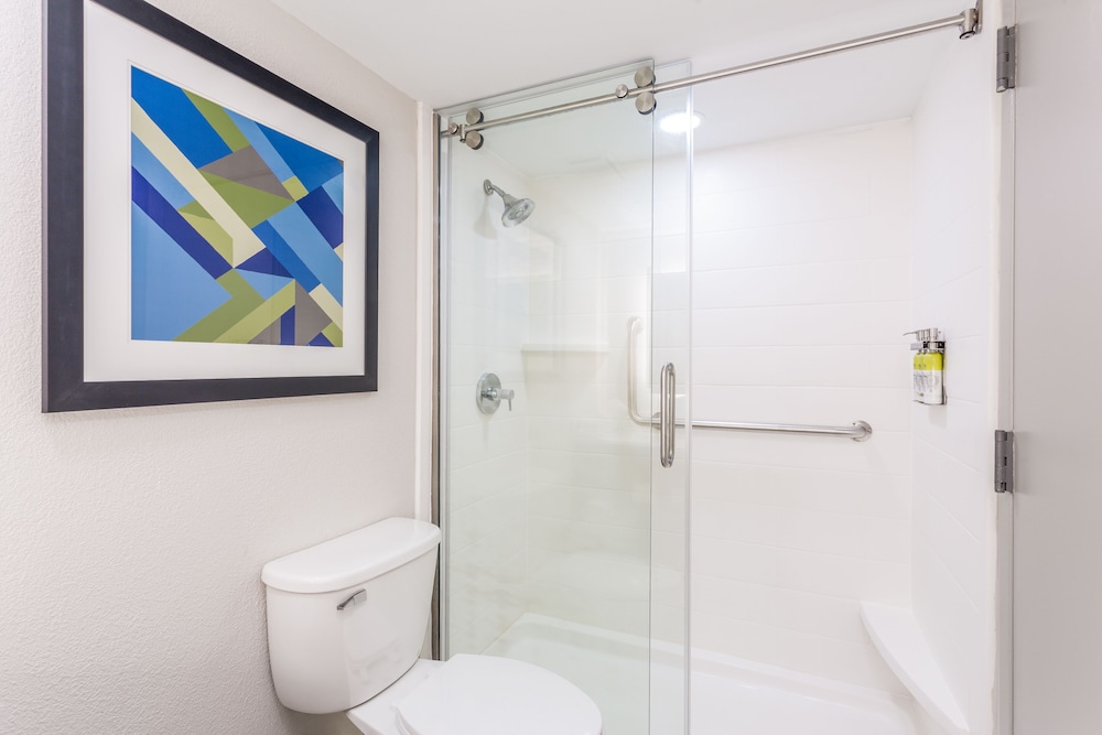 Standard Room, 2 Queen Beds, Accessible (Communications Accessible) - Photo 5