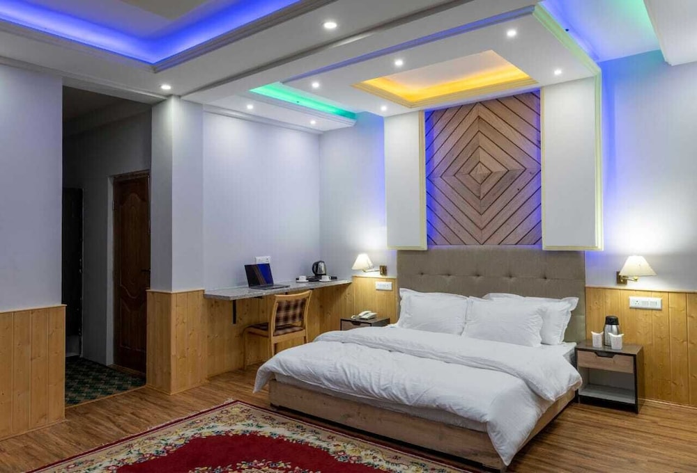Executive Room - Photo 11