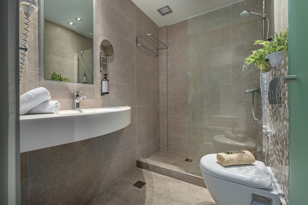 Premium Double Room, Sea Front - Photo 9