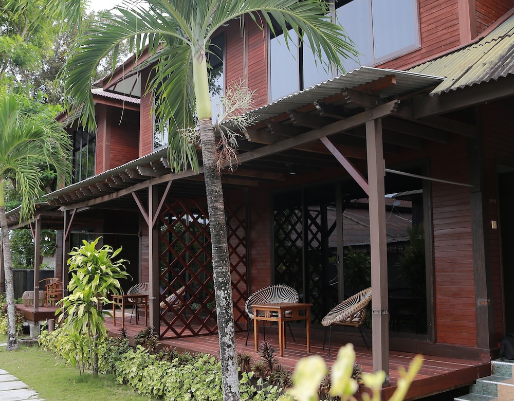 Deluxe Pool View With Balcony photo 3