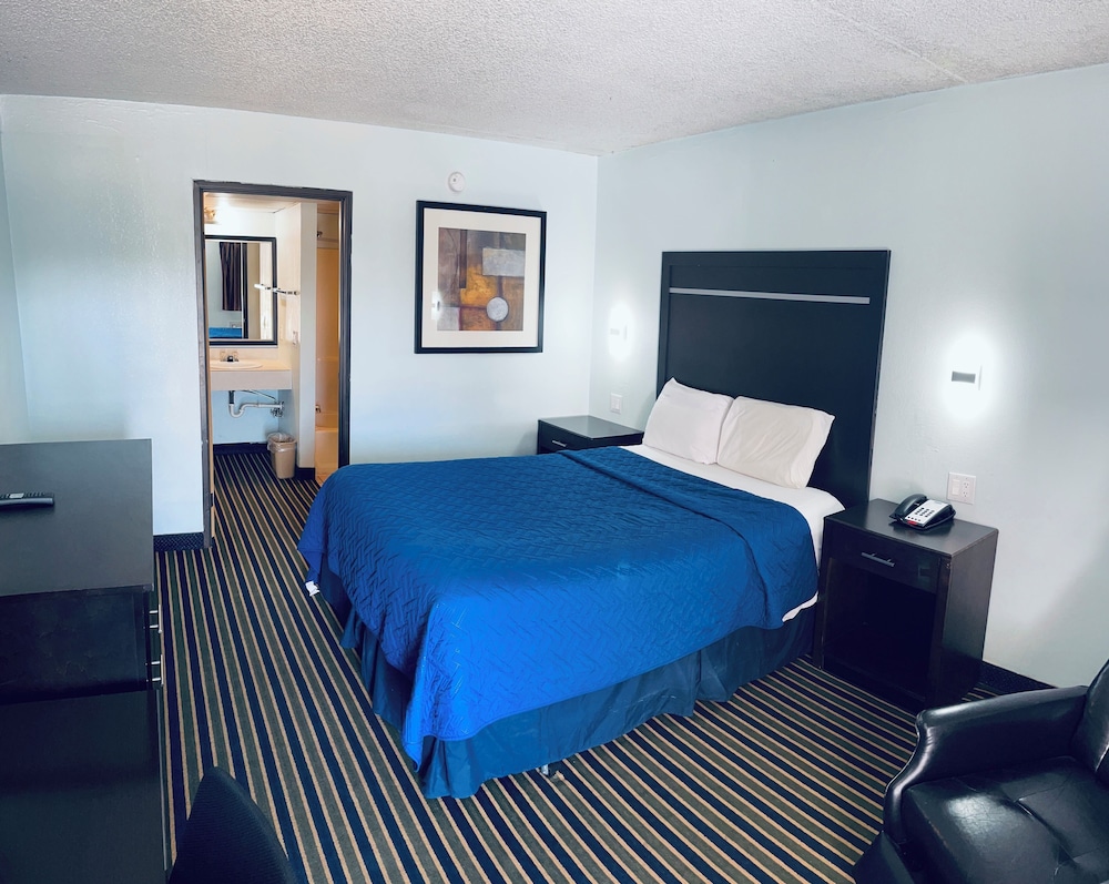 Basic Single Room, 1 Queen Bed, Smoking