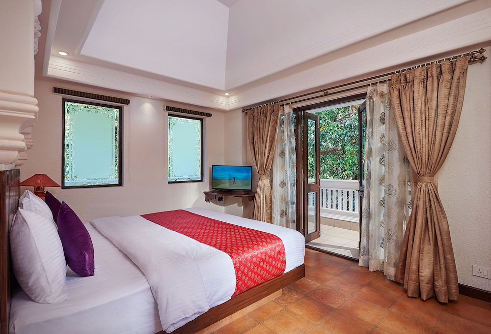 Grand Suite, 1 King Bed, Pool View, Corner