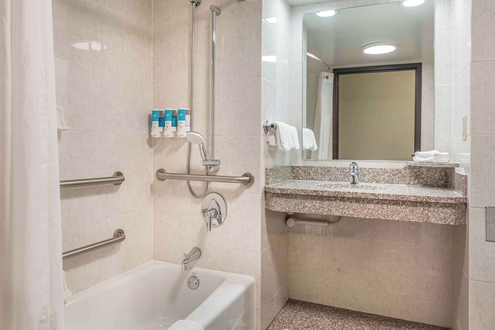 Suite, 1 King Bed with Sofa bed, Accessible, Refrigerator & Microwave (2 Rooms, Tub) - Photo 8