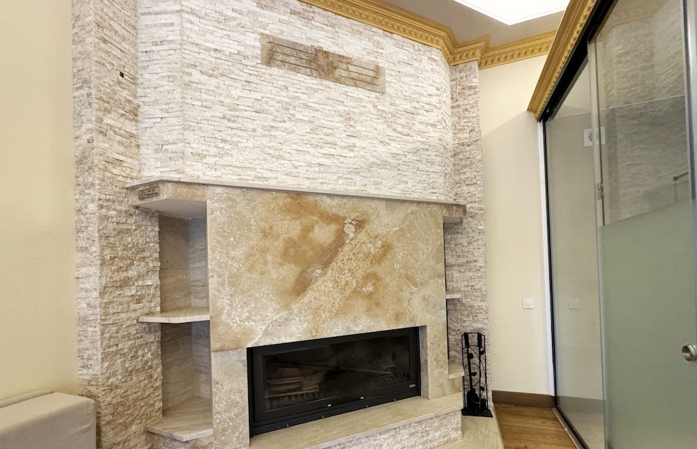 Deluxe Room, Fireplace, Poolside photo 3