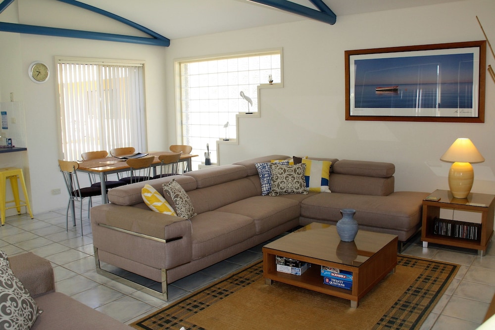 House, 2 Bedrooms photo 2