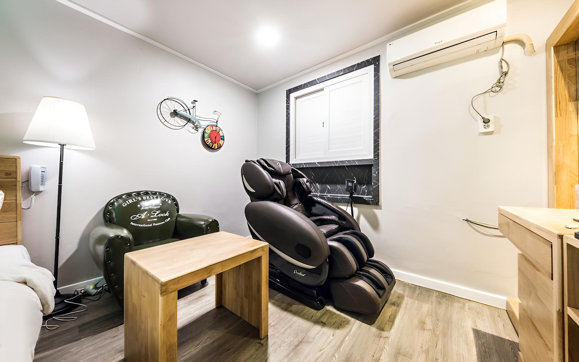 Room (Massage Chair Room (Bathtub Netflix A) - Photo 3