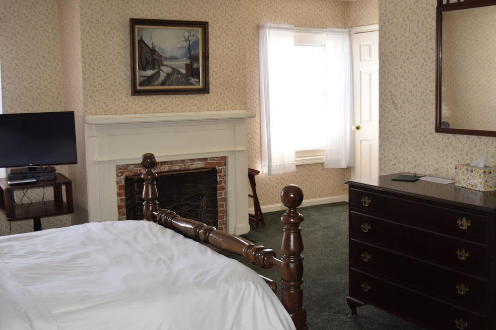 Room 7, 1 Queen Bed, Non Smoking,Private Bath photo 3