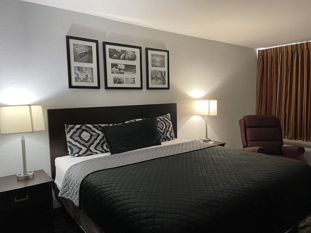 Standard Room, 1 King Bed, Smoking photo 1